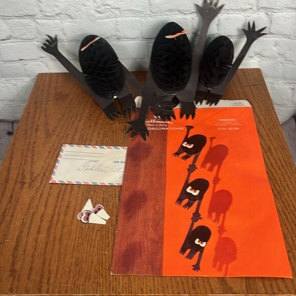 Halloween Themed Decorative Garland & unique Honeycomb Creepies - Picture 2 of 9